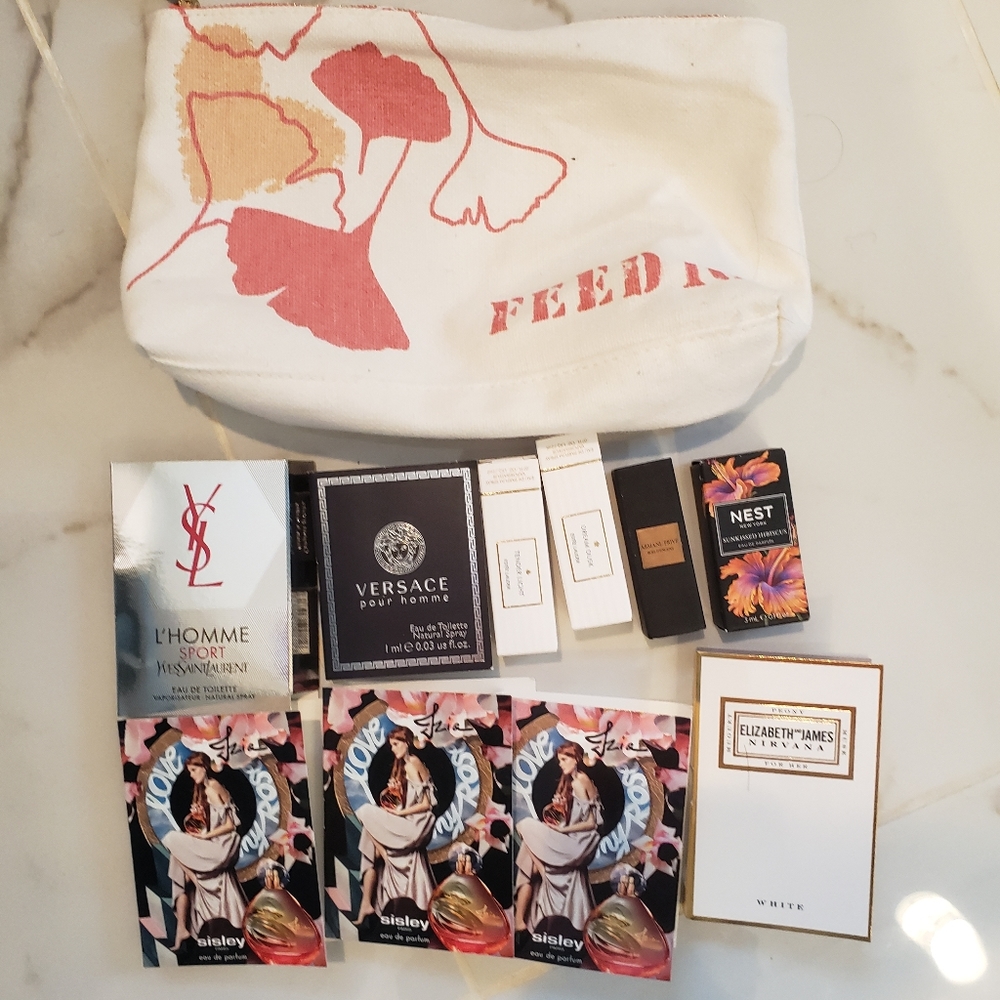 Sorts of parfum with one cosmetic bag